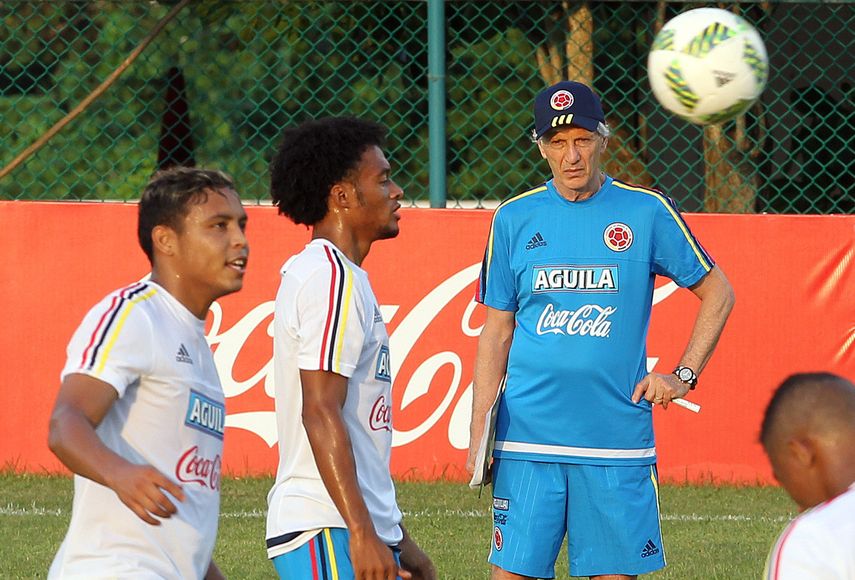 El director técnico de la selección colombiana de fútbol, José Pékerman, observa el entrenamiento de los jugadores Juan Guillermo Cuadrado (centro) y Luis Fernando Muriel (izquierda)