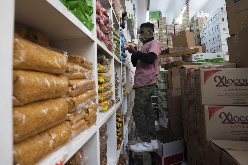 El migrante haitiano Willy Joseph trabaja en una tienda de comestibles en el mercado mayorista de alimentos Central de Abasto de la Ciudad de México, el 10 de marzo de 2022.&nbsp;