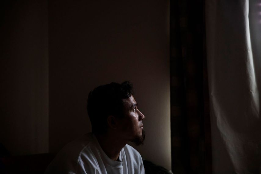 En imagen del viernes 3 de abril de 2020, Jos&eacute; Mart&iacute;nez, que se dedica a pintar casas, mira por la ventana en su hogar en Greenfield, Massachusetts,&nbsp;es uno de los millones de inmigrantes que radican enEstados Unidos sin autorizaci&oacute;n legal, pero que trabajan en el pa&iacute;s y que pagan impuestos.