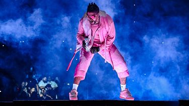 El rapero puertorriqueño Bad Bunny se presenta en el escenario durante The Last Tour Of The World, en FTX Arena en Miami, Florida, el 1 de abril de 2022.