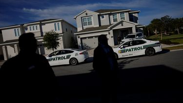 Agentes de seguridad hablan con periodistas afuera de la casa donde el expresidente de Brasil Jair Bolsonaro se ha estado alojando en Reunión, Florida, el martes 10 de enero de 2023. &nbsp;
