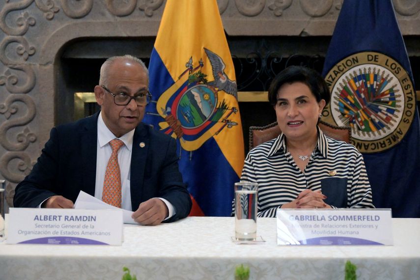 El Secretario General de la Organización de los Estados Americanos (OEA), Albert Ramdin, y la Ministra de Relaciones Exteriores y Movilidad Humana de Ecuador, Gabriela Sommerfeld, gesticulan durante la ceremonia de firma de un acuerdo sobre seguridad multidimensional para fortalecer los mecanismos de cooperación, en la sede de la Cancillería en Quito, el 20 de octubre de 2025. (Foto: Rodrigo BUENDIA / AFP)