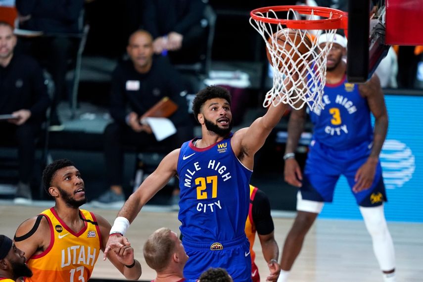 Jamal Murray, de los Nuggets de Denver, anota una bandeja en la primera mitad del juego de primera ronda de playoffs ante el Jazz de Utah