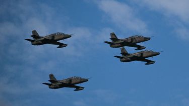 Un escuadrón de aeronaves K8 de fabricación china, pertenecientes a la Fuerza Aérea Venezolana, sobrevuela un desfile militar para celebrar el 211 aniversario de la Independencia de Venezuela en Caracas, el 5 de julio de 2022.&nbsp;