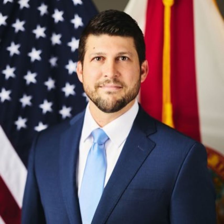 Si su expareja se encuentra en este país sin documentos, no dude en contactarnos, señaló el fiscal general de Florida James Uthmeier