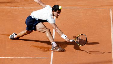 Carlos Alcaraz devuelve ante Nicola Kuhn en el Abierto de Hamburgo, el martes 19 de julio de 2022.