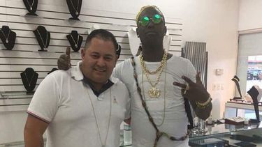 Perdo Barrio (izq.), esposo de la dueña de la joyería que presentó la denuncia contra Chocolate (de.) por impago de una deuda valorada en más de 6.000 dólares.