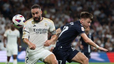 El defensor español del Real Madrid # 02 Dani Carvajal compite con el defensor escocés de la Real Sociedad # 17 Kieran Tierney durante el partido de fútbol de la Liga española entre el Real Madrid y la Real Sociedad en el estadio Santiago Bernabeu de Madrid el 17 de septiembre de 2023. &nbsp;