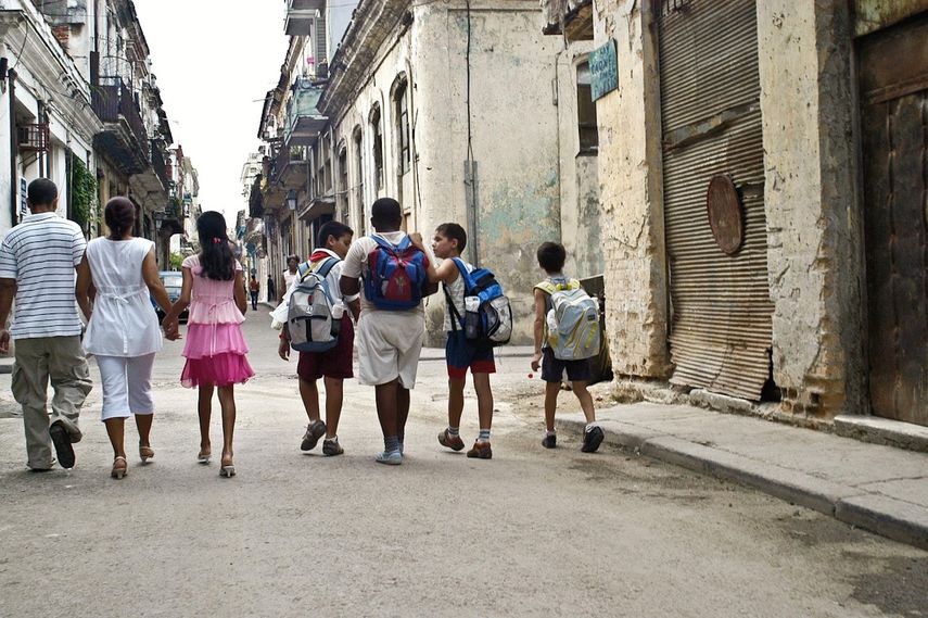 Niños con uniforme escolar en Cuba.&nbsp;