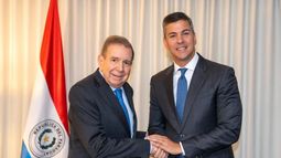 El presidente electo de Venezuela junto al presidente de Paraguay, Santiago Peña.