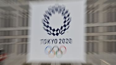 El logotipo de los Juegos Ol&iacute;mpicos de Tokio 2020 se muestra en Tokio el 26 de marzo de 2020, dos d&iacute;as despu&eacute;s de la decisi&oacute;n hist&oacute;rica de posponer los Juegos Ol&iacute;mpicos de Tokio 2020.
