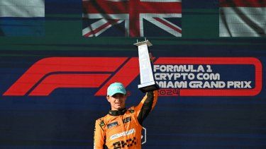 El piloto británico de McLaren, Lando Norris, celebra en el podio tras ganar el Gran Premio de Fórmula 1 de Miami 2024.
