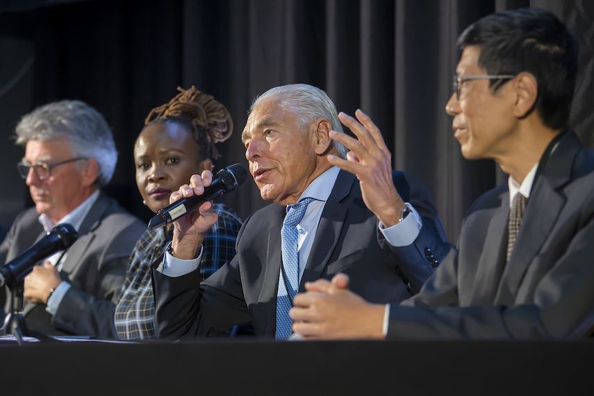 De izquierda a derecha: Patrick Aebischer, vicepresidente de GESDA; Nanjira Sambuli, analista de políticas y estratega; Peter Brabeck-Letmathe, presidente de GESDA; Chorh Chuan Tan, principal científico de salud; hablan durante en una conferencia de prensa por la primera reunión del Geneva Science and Diplomacy Anticipation el jueves 7 de octubre de 2021 en Ginebra.&nbsp;