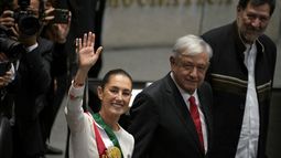 Claudia Sheinbaum junto a Andrés Manuel López Obrador durante la ceremonia de investidura el 1 de octubre de 2024