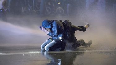 La policía alemana lanzó agua a los manifestantes.&nbsp;