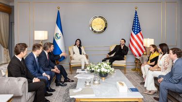 El presidente de El Salvador, Nayib Bukele, recibió este viernes a una delegación de legisladores de Estados Unidos, integrada por Anna Paulina Luna (Florida), Andy Ogles (Tennessee) y el demócrata Vicente Gonzalez (Texas), miembros de un bloque del Congreso estadounidense.