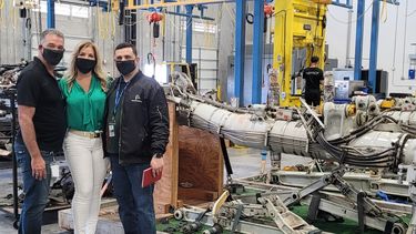 Raúl Cruz-Álvarez, su esposa Ibis y su hijo Rolando junto a un tren de aterrizaje en el taller de la compañía Landing Gear Technologies, en Hialeah.