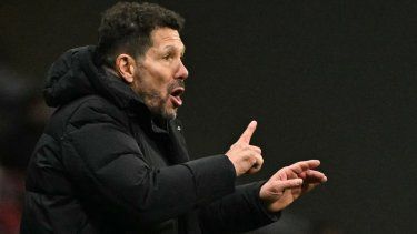El director técnico argentino, Diego Simeone, del Atlético de Madrid, da instrucciones durante un juego ante el Slovan Bratislava, el 11 de diciembre de 2024.