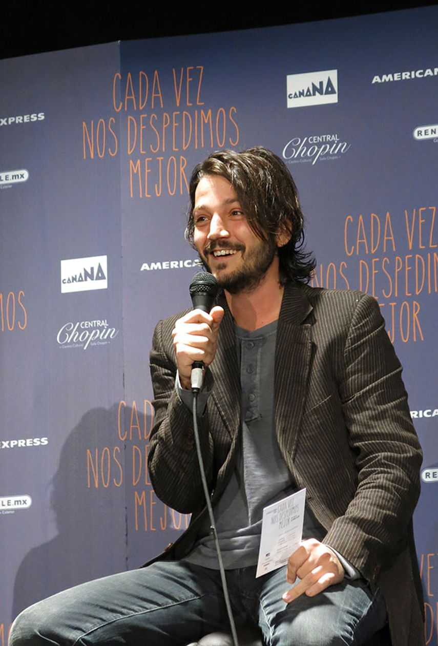 El actor mexicano Diego Luna da una conferencia de prensa para promover la obra teatral “Cada vez nos despedimos mejor”, en la Ciudad de México. (AP Foto/Isaac Garrido)