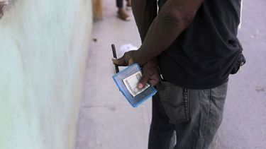 Un hombre sostiene su libreta de racionamiento en una tienda del régimen en La Habana, Cuba, el viernes 16 de marzo de 2024.