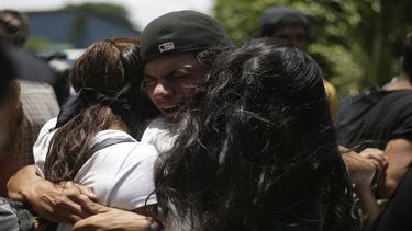Uno de los estudiantes que estuvo retenido dentro de un templo en Managua se encuentra con sus familiares.