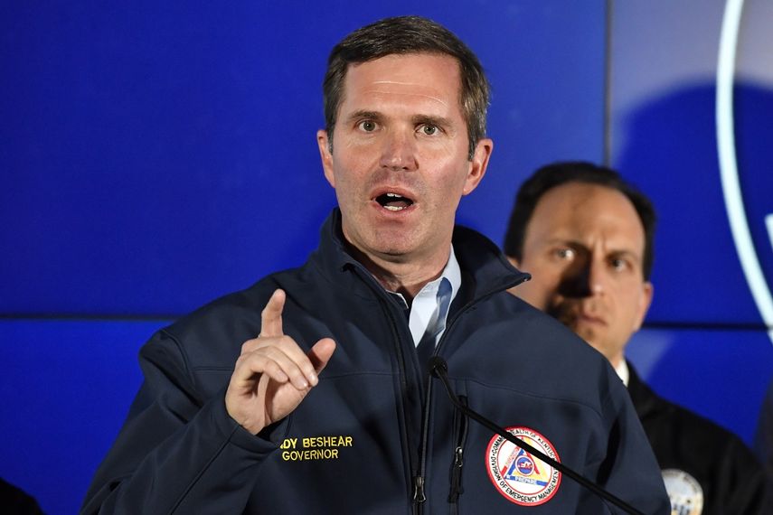 El gobernador de Kentucky, Andy Beshear, habla en una conferencia de prensa tras una balacera en un banco, el lunes 10 de abril de 2023, en Louisville, Kentucky.&nbsp;