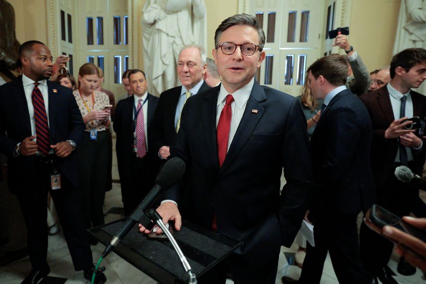 El presidente de la Cámara de Representantes de Estados Unidos habla con medios de prensa en el Capitolio.