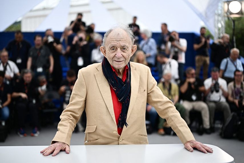 El director estadounidense Frederick Wiseman durante el estreno de la película Ley y Orden en la 77.ª edición del Festival de Cine de Cannes, en el sur de Francia, el 16 de mayo de 2024. &nbsp;