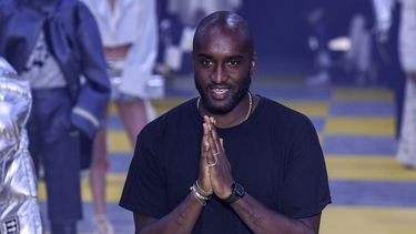 En esta foto de archivo tomada el 28 de febrero de 2019, el diseñador de moda estadounidense de Off-White Virgil Abloh saluda a la audiencia al final del desfile de moda de la colección Off-White Womens Fall-Winter 2019/2020 Ready-to-Wear en París.&nbsp;