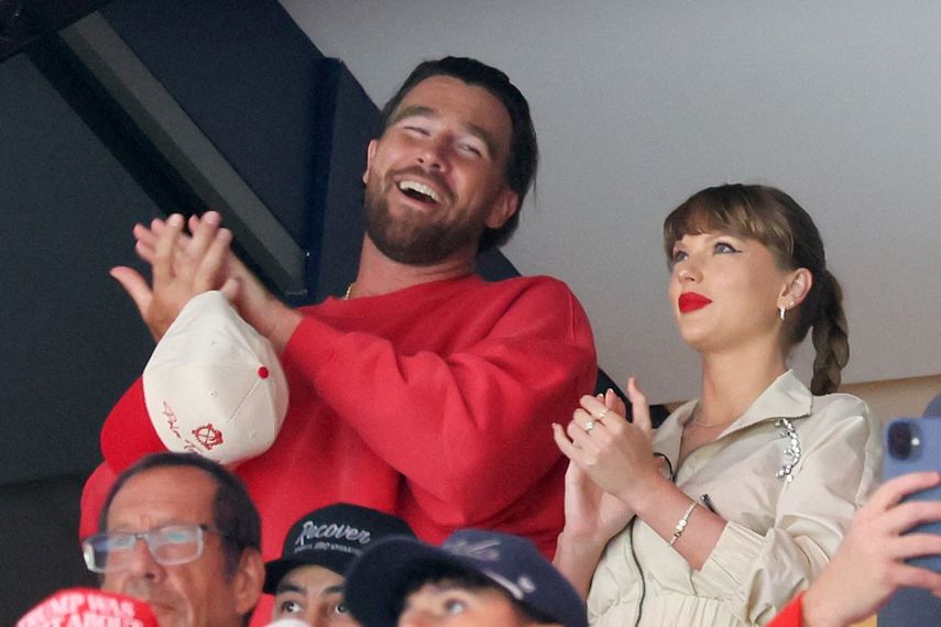 Travis Kelce y Taylor Swift reaccionan mientras los Edmonton Oilers y los Florida Panthers juegan durante el primer periodo del cuarto partido de la final de la Copa Stanley 2025 en el Amerant Bank Arena el 12 de junio de 2025 en Sunrise, Florida.&nbsp;