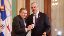 Edmundo González Urrutia con el presidente de República Dominicana Luis Abinader, al finalizar su gira.&nbsp;&nbsp;