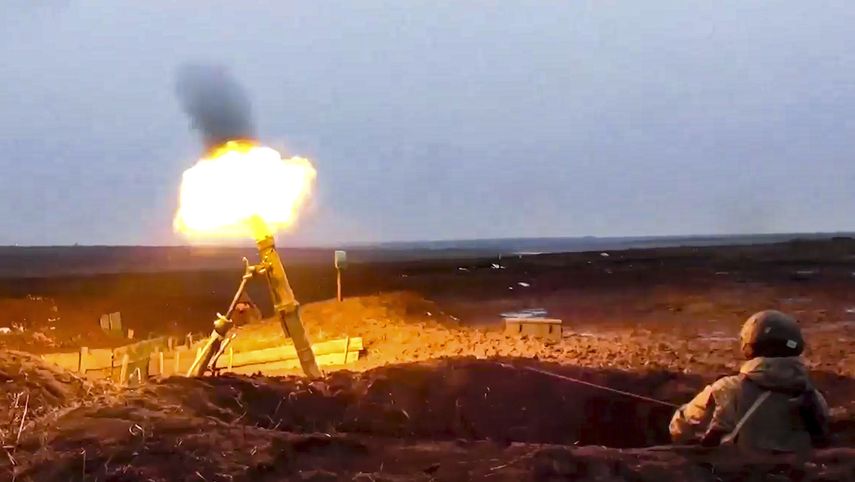 En esta imagen tomada de un video proporcionado por el servicio de prensa del Ministerio ruso de Defensa del 25 de enero de 2022, un soldado ruso dispara un mortero en unas maniobras en Rusia.&nbsp;