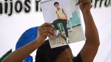Nérida Ruiz, de 39 años, muestra una fotografía de su hijo, Ángel Moisés, detenido en Venezuela tras la reelección del presidente Nicolás Maduro. Imagen tomada el 26 de septiembre en Caracas.&nbsp;© Federico PARRA / AFP