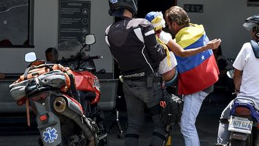 Momento en el que ingresa la víctima, sin signos vitales, al centro médico.