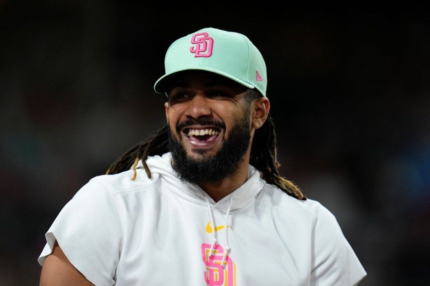 Fernando Tatis Jr., de los Padres de San Diego, sonríe en el dugout durante la séptima entrada del juego de béisbol en contra de los Mets de Nueva York, el viernes 23 de agosto de 2024, en San Diego.