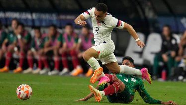 Sergiño Dest, de Estados Unidos, recibe una falta de Edson Álvarez, de México, en la semifinal de la Liga de Naciones de la CONCACAF, el jueves 15 de junio de 2023 en Las Vegas. El jugador estadounidense regresa al FC Barcelona del préstamo al AC Milán&nbsp; 