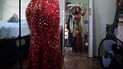 La modelo transgénero Eloa Rodrigues, de 29 años, se mira en el espejo mientras se prepara para posar para AFP en su casa de Río de Janeiro, Brasil, el 5 de mayo de 2022. 