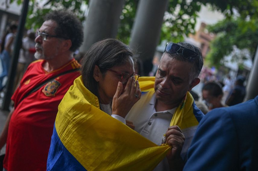 Los padres de John Álvarez, preso político del régimen de Venezuela, a las afueras de los tribunales.