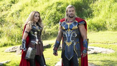 Esta imagen difundida por Marvel Studios muestra a Natalie Portman, a la izquierda, y Chris Hemsworth en una escena de Thor: Love and Thunder, de director Taika Waititi. 
