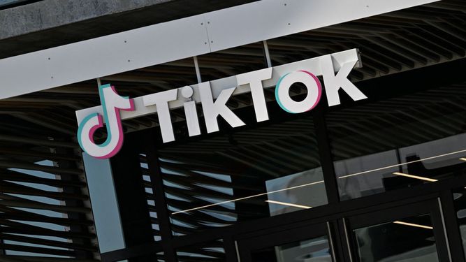 Logo de Tiktok en una empresa de aplicaciones digitales en Los Ángeles, California.  Logo de Tiktok en una empresa de aplicaciones digitales en Los Ángeles, California.