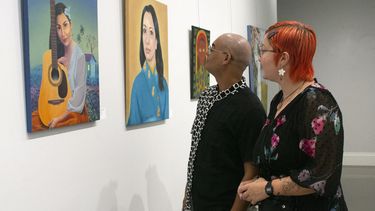 Visitantes disfrutan de la exhibición en honor a la mujer en Milander Center For Arts & Entertaiment.