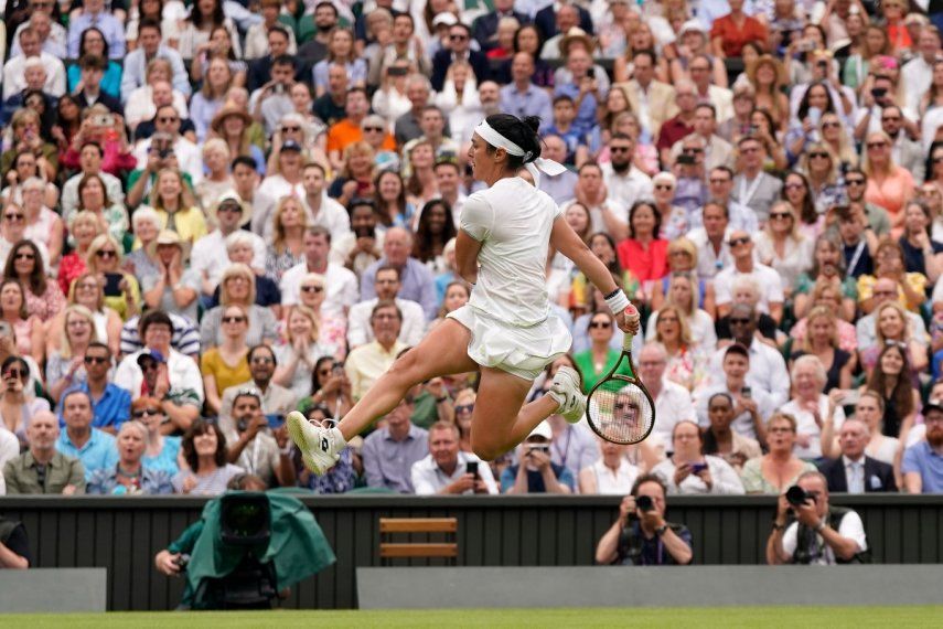 Ons Jabeur patea la pelota tras no poder devolver una volea de Aryna Sabalenka en las semifinales del torneo de Wimbledon, el jueves 13 de julio de 2023, en Londres.&nbsp;