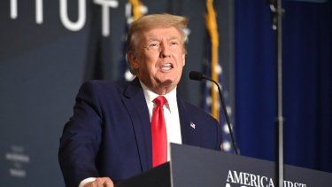 El expresidente Donald Trump durante un mitin de campaña.