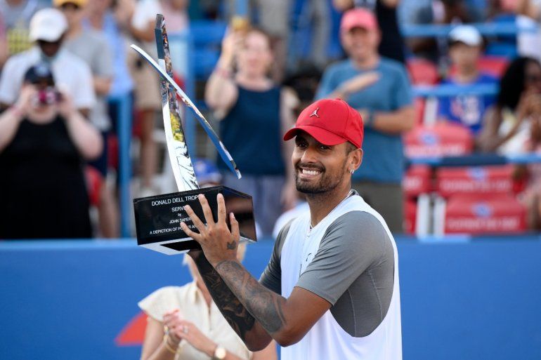 Nick Kyrgios posa con el trofeo al ganar el Abierto de Washington, el domingo 7 de agosto de 2022. 