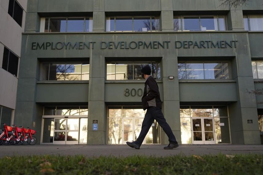 Una persona pasa frente a la oficina del Departamento de Desarrollo de Empleo de California, en Sacramento, California.