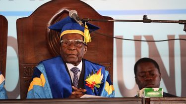 El expresidente de&nbsp;Zimbabue, Robert Mugabe, preside una graduación en una universidad de Harare (Zimbabue).&nbsp;