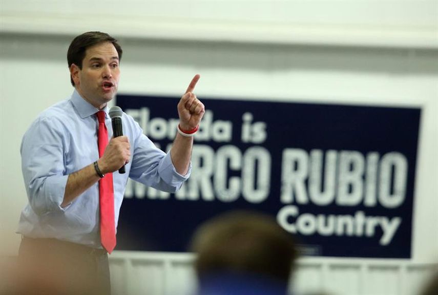 El precandidato a la presidencia de EEUU por el partido Republicano Marco Rubiohabla ante seguidores durante un acto de campaña en el Aeropuerto Internacional de Stanford. La elección preferencial primaria se realizará en La Florida el 15 de marzo de 2