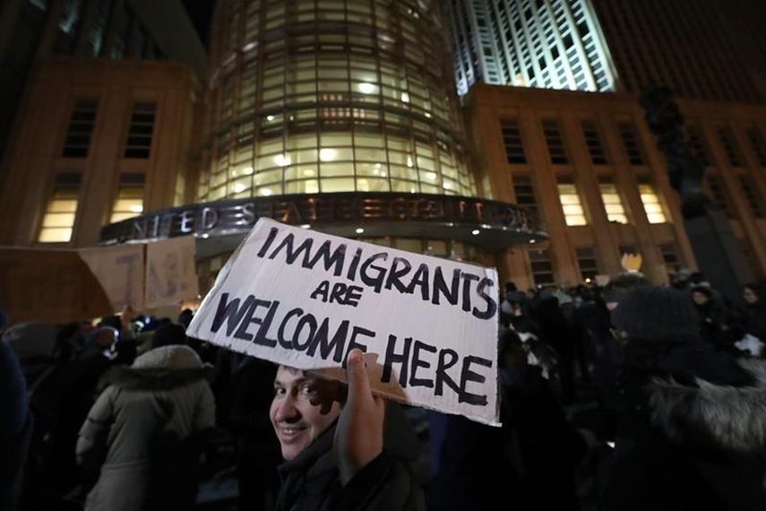 Imagen de archivo, manifestantes se concentran frente al Tribunal de Distrito de Nueva York, donde un juez emitió una suspensión de emergencia para los detenidos en los aeropuertos, en Brooklyn.