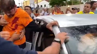 El senador Cid Gomes es alcanzado por dos disparos cuando intentaba romper el bloqueo que la Polic&iacute;a Militar hab&iacute;a organizado en el municipio de Sobral, en el norte de Brasil, con motivo de sus reivindicaciones por mejoras salariales.&nbsp;