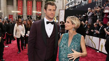 Chris Hemsworth y su esposa Elsa Pataky en la alfombra roja de los pasados Premios Oscar, en el Dolby Theatre, en Los Angeles. (Photo by Matt Sayles/Invision/AP)